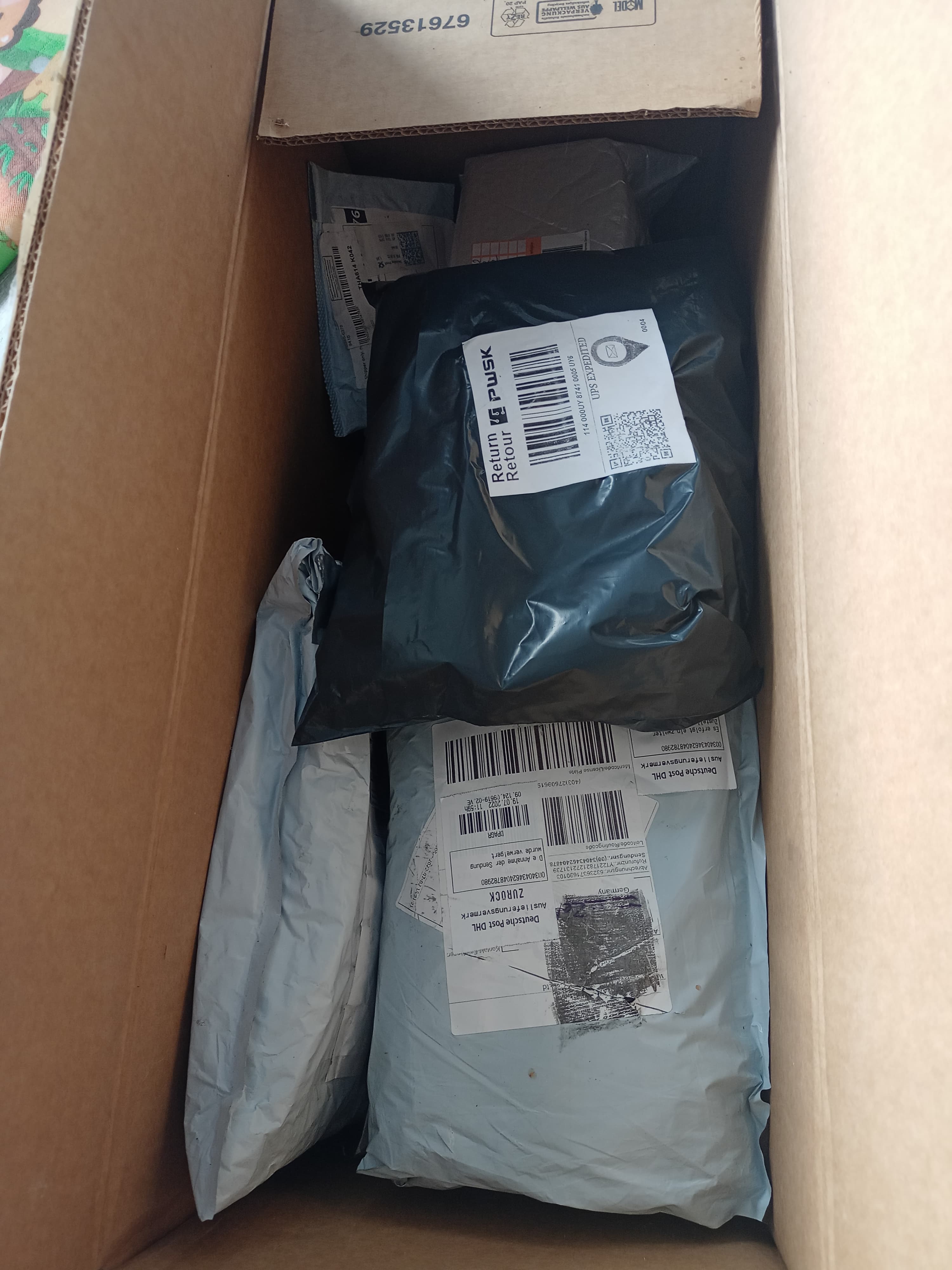 nieodebrane paczki kurierskie box przesyłki zwroty